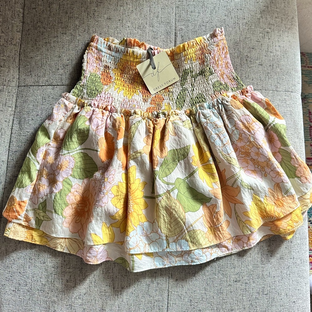 Dress Forum Floral Flowy Mini Skirt NWT (small)